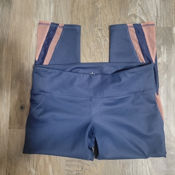 Alo cropped leggings with mesh details in back size large - Picture 1 of 10